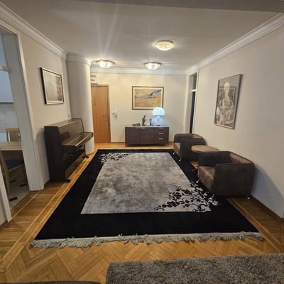 Miete einer geräumigen 3-Zimmer-Wohnung, 100 m², mit zwei Terrassen in Neu-Belgrad, Serbien